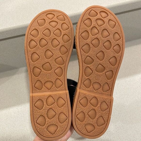 SHEIN Flat Sandal with Black Straps and Brown Sole NWT Never Worn Excellent Con… - Picture 6 of 6